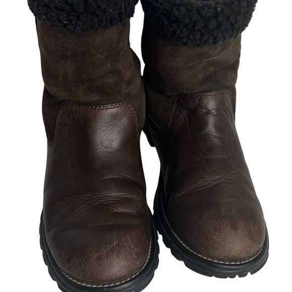 UGG Boots Womens Sz 9 Leather Shearling Fur Lined Short 5381 Brown Slip On - Picture 4 of 10
